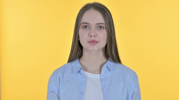 Lässige junge Frau sagt Nein mit Fingerzeichen, gelbem Hintergrund — Stockvideo
