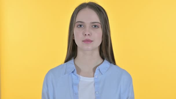 Retrato de mujer joven enferma tosiendo, fondo amarillo — Vídeos de Stock