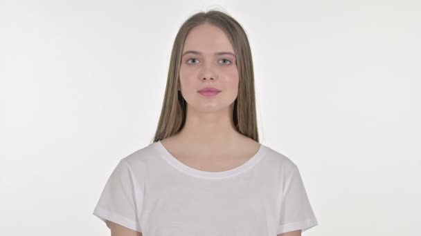 Jonge vrouw opgewonden voor verrassing, witte achtergrond — Stockvideo