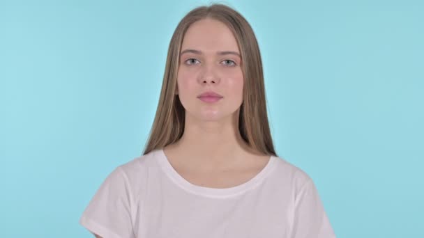 Hermosa mujer joven diciendo no con el dedo signo, fondo azul — Vídeos de Stock