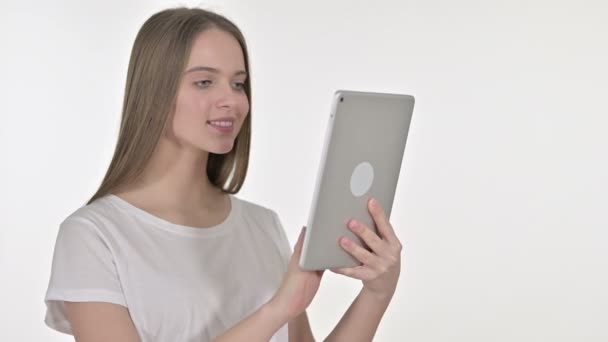 Mujer joven usando tableta, fondo blanco — Vídeos de Stock