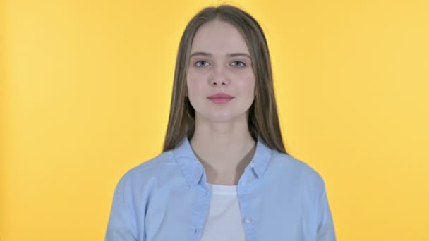 Ok Firma por Casual Young Woman — Vídeo de stock