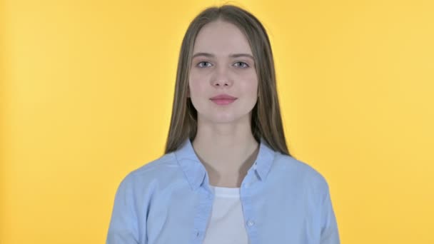 Ok Podpisz przez Casual Young Woman — Wideo stockowe