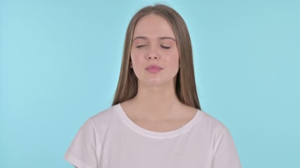 Malade belle jeune femme tousse, fond bleu — Video