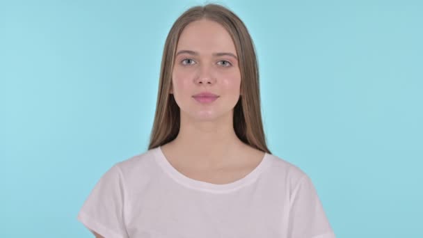 Tummen upp av glada vackra unga kvinna, blå bakgrund — Stockvideo