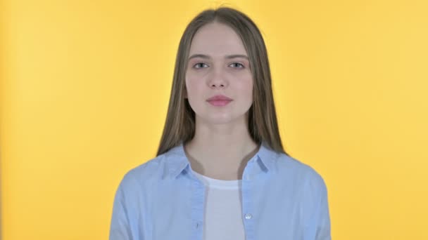 Upprörd casual Young Woman chockad av resultat, gul bakgrund — Stockvideo