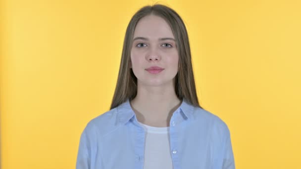 Jovem mulher casual comemorando o sucesso, fundo amarelo — Vídeo de Stock