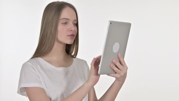 Droevige mooie jonge vrouw geconfronteerd met verlies op tablet — Stockvideo