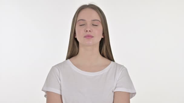 Молодая женщина, думающая о новой идее, белый фон — стоковое видео