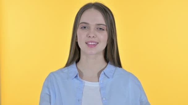 Forma do coração com mão por mulher jovem casual, fundo amarelo — Vídeo de Stock