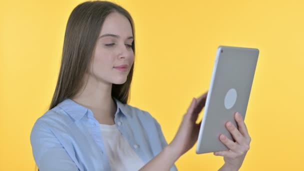 Porträt einer fröhlichen jungen Frau, die auf dem Tablet feiert — Stockvideo