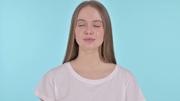 Pensive mooie jonge vrouw denken nieuwe idee, blauwe achtergrond — Stockvideo