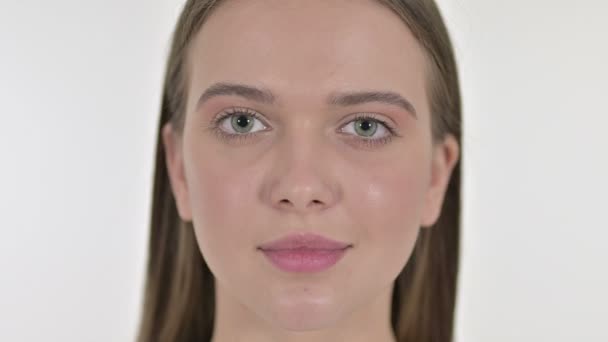 Gros plan du visage souriant de la belle jeune femme — Video