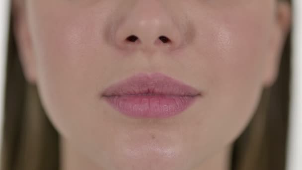 Lippen en tanden van glimlachende mooie jonge vrouw — Stockvideo