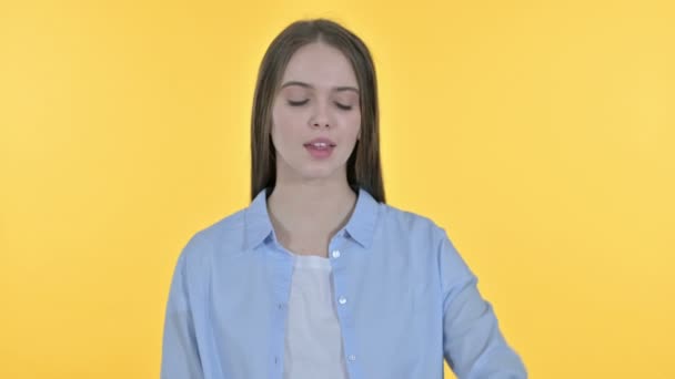 Mujer joven casual usando Smartphone, fondo amarillo — Vídeos de Stock