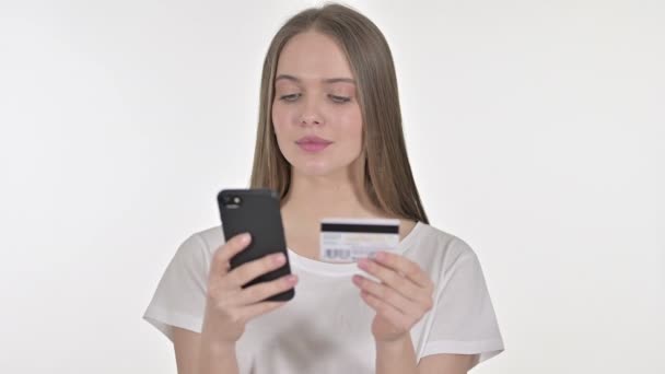 Paiement en ligne sur Smartphone par jeune femme, fond blanc — Video