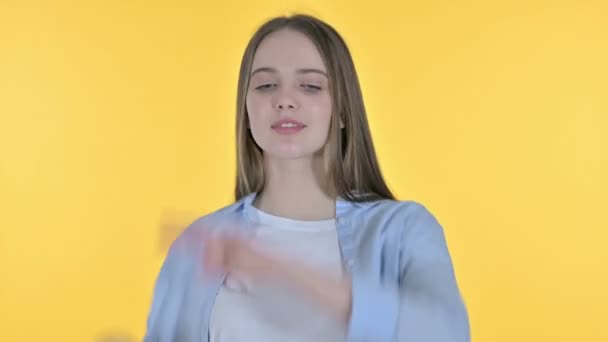 Feliz hermosa mujer bailando música, fondo amarillo — Vídeo de stock