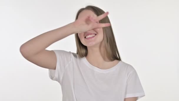 Mulher bonita feliz dançando a música, fundo branco — Vídeo de Stock