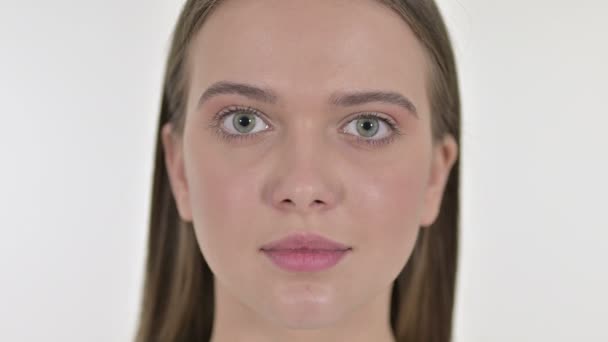 Ansiktet på vacker ung kvinna tittar på kameran — Stockvideo
