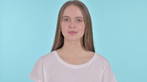 Szív alakú kézzel gyönyörű fiatal nő, kék háttér — Stock videók