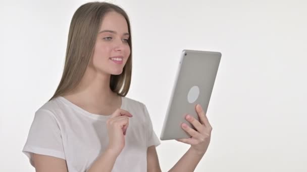 Chat vidéo sur tablette par Jeune femme, fond blanc — Video