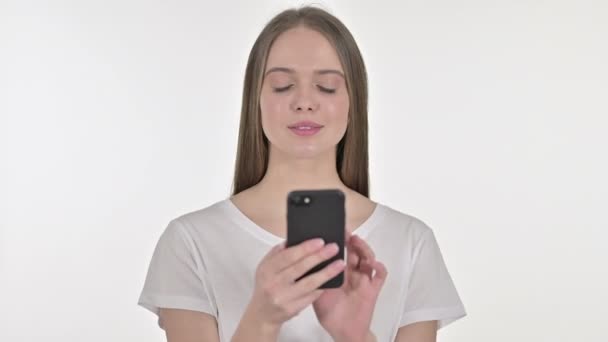 美丽的年轻女子使用智能手机，白色背景 — 图库视频影像