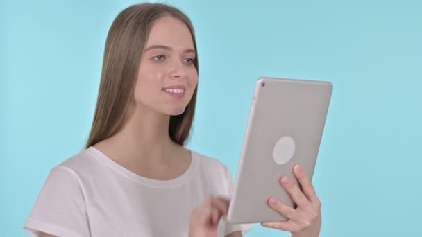 Video Chat on Tablet vele fiatal nő, kék háttér — Stock videók