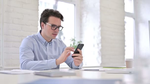 Ambitionierter Geschäftsmann feiert Erfolg auf dem Smartphone — Stockvideo