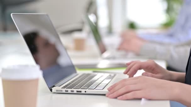 Portrét rukou profesionálů pomocí notebooků v kanceláři — Stock video