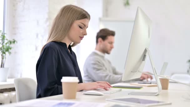 Mujer creativa enfocada trabajando en escritorio en oficina moderna — Vídeos de Stock