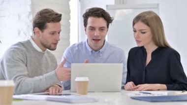 Modern Ofiste Başarılı Yaratıcı Ekip Çak Beşlik Yapıyor 