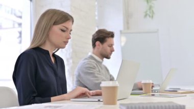 Modern Ofiste Dizüstü bilgisayar üzerinde çalışan Odaklanmış Yaratıcı Takım 