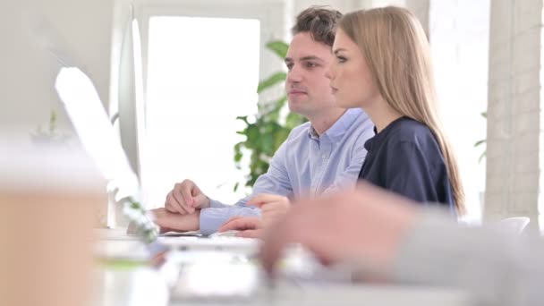 Equipo creativo celebrando el éxito en el escritorio por High-Five en la oficina — Vídeo de stock