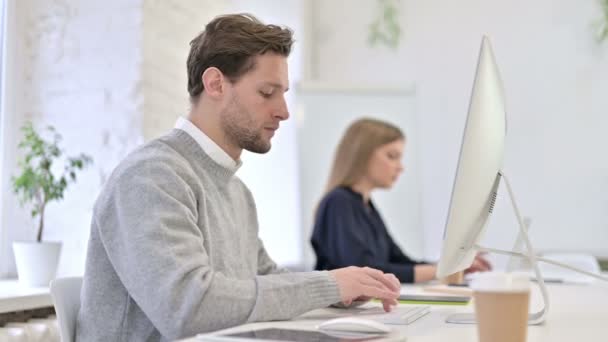 Molesto hombre creativo mostrando pulgares hacia abajo en la oficina — Vídeos de Stock