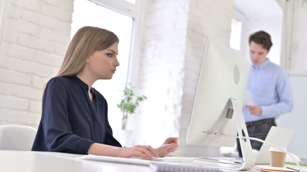 Homem criativo dando documentos para mulher usando desktop no escritório — Vídeo de Stock