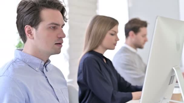 Seriöses Kreativteam blickt im Büro in die Kamera — Stockvideo