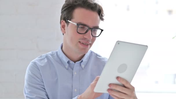 Porträt eines fröhlichen jungen Mannes mit Tablet — Stockvideo