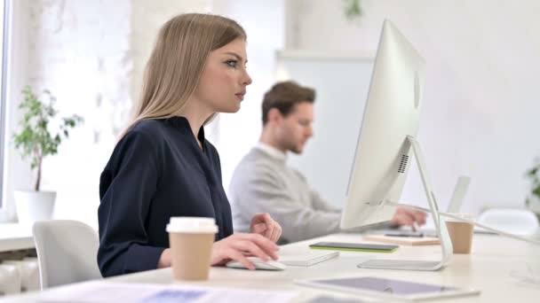 Jonge creatieve vrouw werkt op Desktop en glimlachen bij de camera — Stockvideo