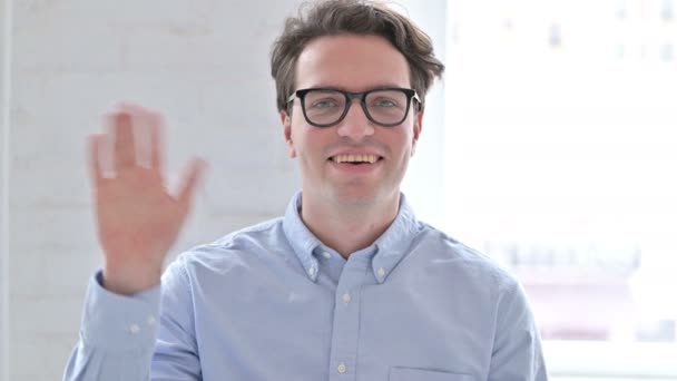 Porträt eines fröhlichen jungen Mannes beim Videochat — Stockvideo