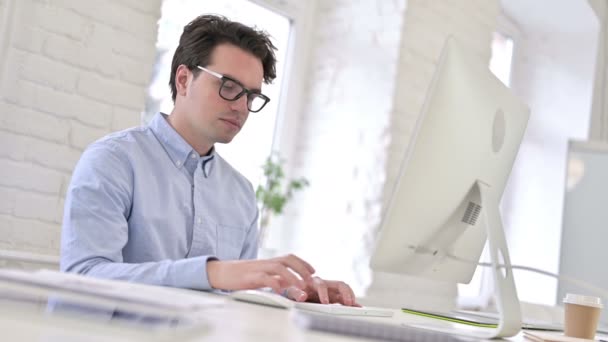 Cansado trabajando joven hombre tener dolor de cabeza en moderno oficina — Vídeos de Stock