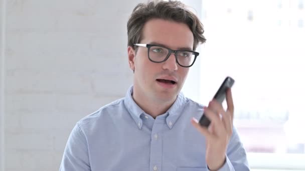 Portrait de joyeux jeune homme parlant sur Smartphone — Video