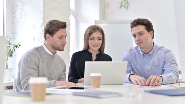 Veselý kreativní žena dělá video chat na notebooku v kanceláři — Stock video