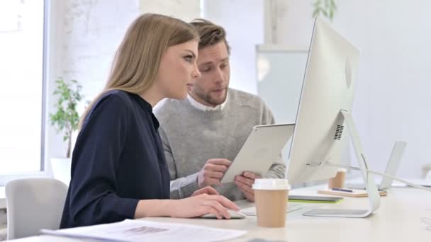 Equipe Criativa Focada Discutindo e Trabalhando em Tablet e Desktop — Vídeo de Stock