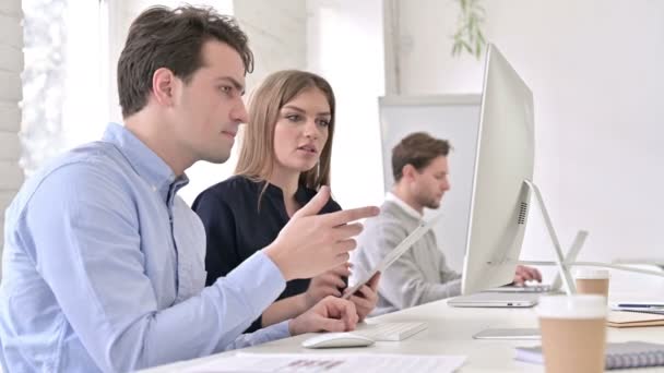 Equipo de inicio enfocado Trabajando juntos en el escritorio y la tableta — Vídeos de Stock