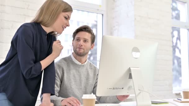 Aantrekkelijk Creatief Team Discussie en Werken op Desktop — Stockvideo