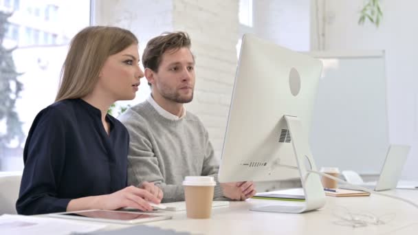 Atractivo equipo creativo discutiendo y trabajando en el escritorio — Vídeos de Stock