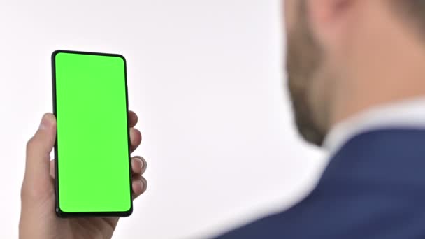 Geschäftsmann entsperren Smartphone mit Chroma-Bildschirm, weißer Hintergrund — Stockvideo