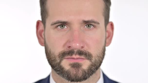 Gros plan de Serious Face of Beard Man, fond blanc — Video