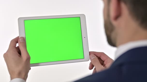 Geschäftsmann scrollt auf Tablet mit Chroma-Bildschirm, weißer Hintergrund — Stockvideo
