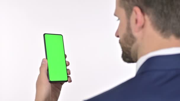 Empresário rolando em Smartphone com tela Chroma, fundo branco — Vídeo de Stock